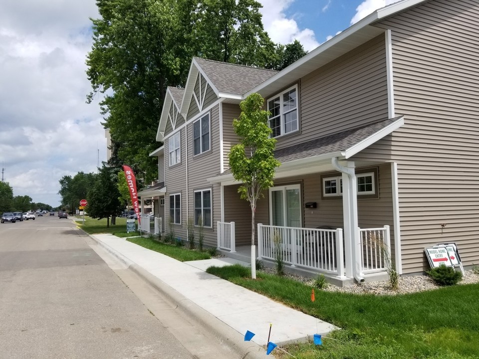 Fillmore Village Townhomes in Alexandria, MN - Building Photo