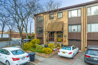 The Hills at Grasmere Condominiums in Staten Island, NY - Building Photo - Building Photo