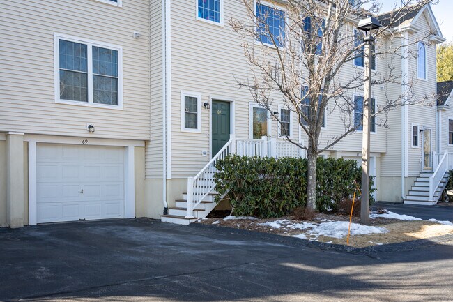 Sea Spray Condominiums in Niantic, CT - Building Photo - Building Photo