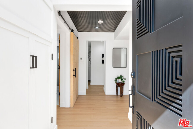 418 N Bowling Green Way in Los Angeles, CA - Building Photo - Building Photo