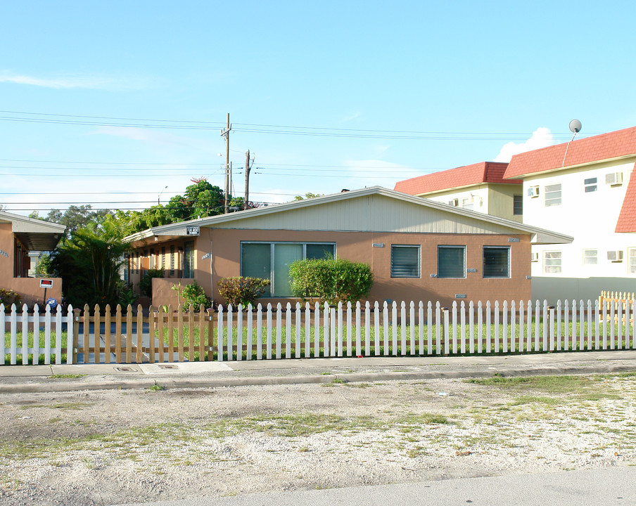 2258-2266 NE 173 St in North Miami Beach, FL - Building Photo