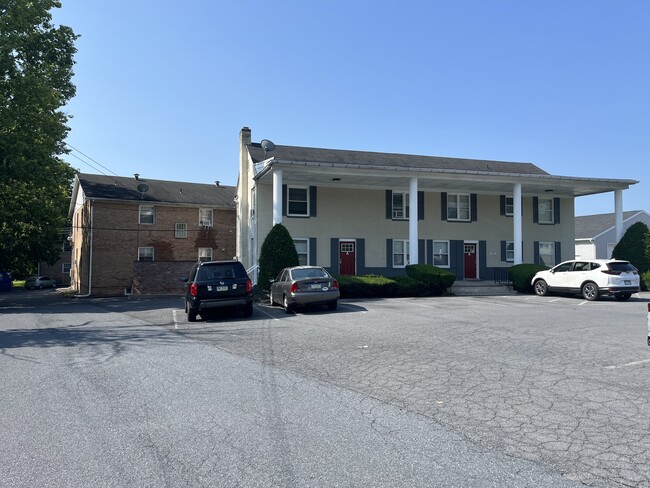 Twin Pines in Camp Hill, PA - Foto de edificio - Building Photo