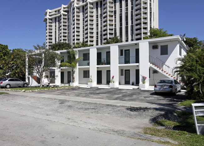 1385 NE 105th St in Miami Shores, FL - Foto de edificio - Building Photo