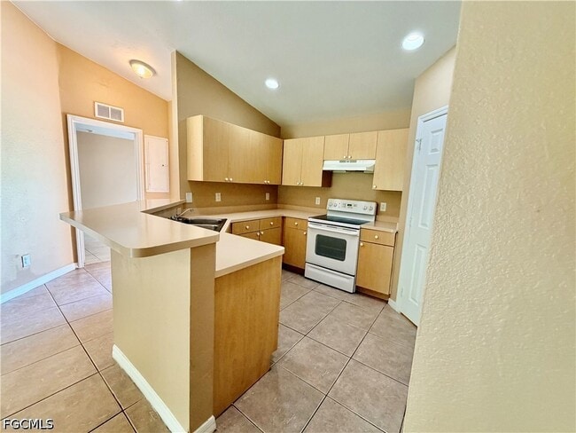 property at 635 Hawthorne Ave S