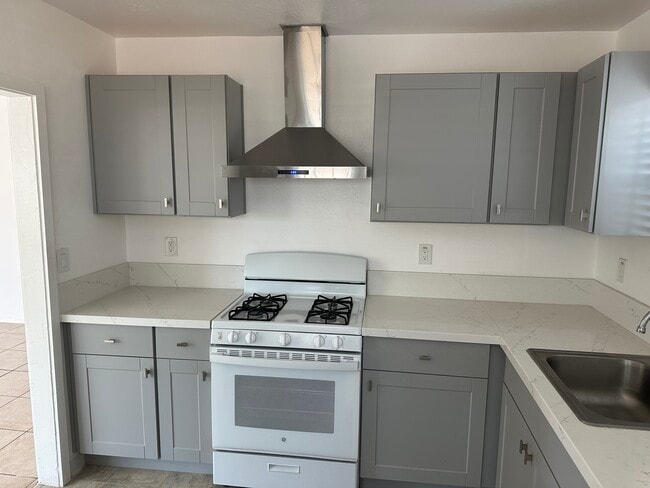 property at 660 W 7th Ave