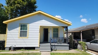 735 Lees Ln in New Orleans, LA - Building Photo