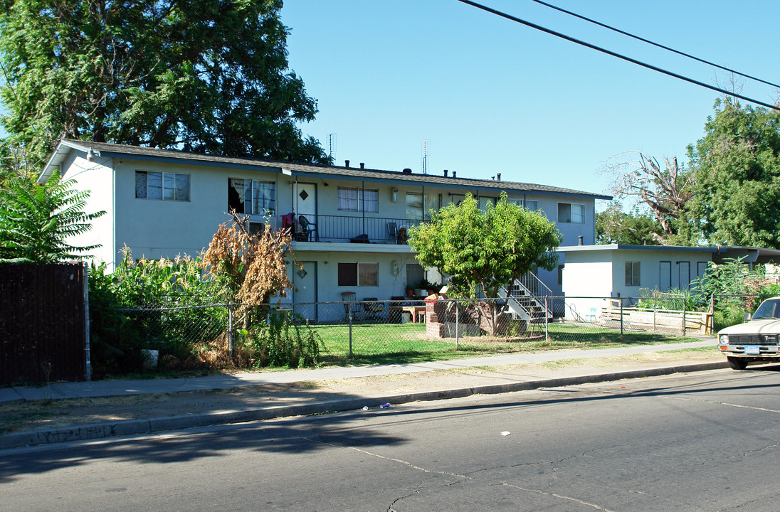 4710 E Huntington Ave in Fresno, CA - Foto de edificio