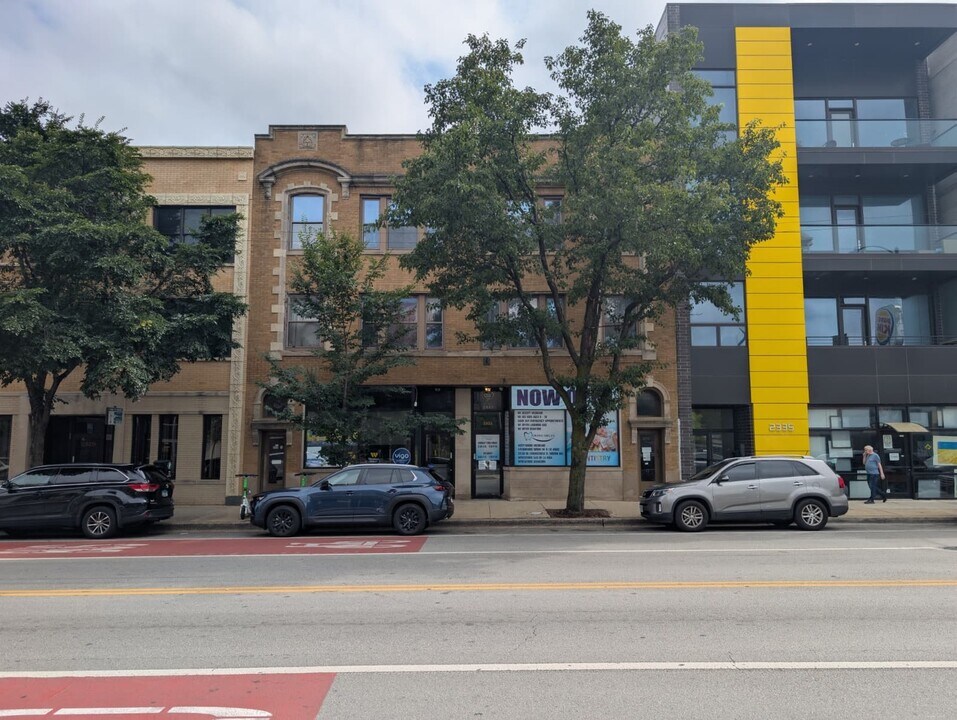 2333 W Chicago Ave in Chicago, IL - Building Photo