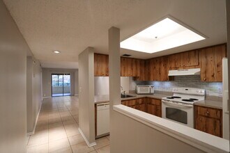 4957 Puritan Cir in Tampa, FL - Foto de edificio - Building Photo