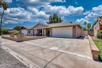 521 E Oraibi Dr in Phoenix, AZ - Foto de edificio - Building Photo