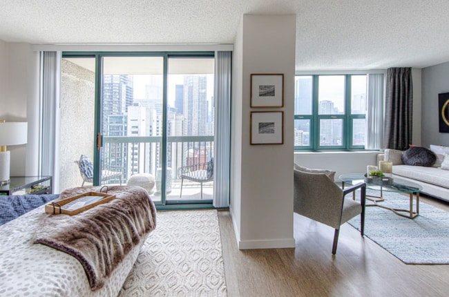 12 E Huron St in Chicago, IL - Building Photo - Building Photo