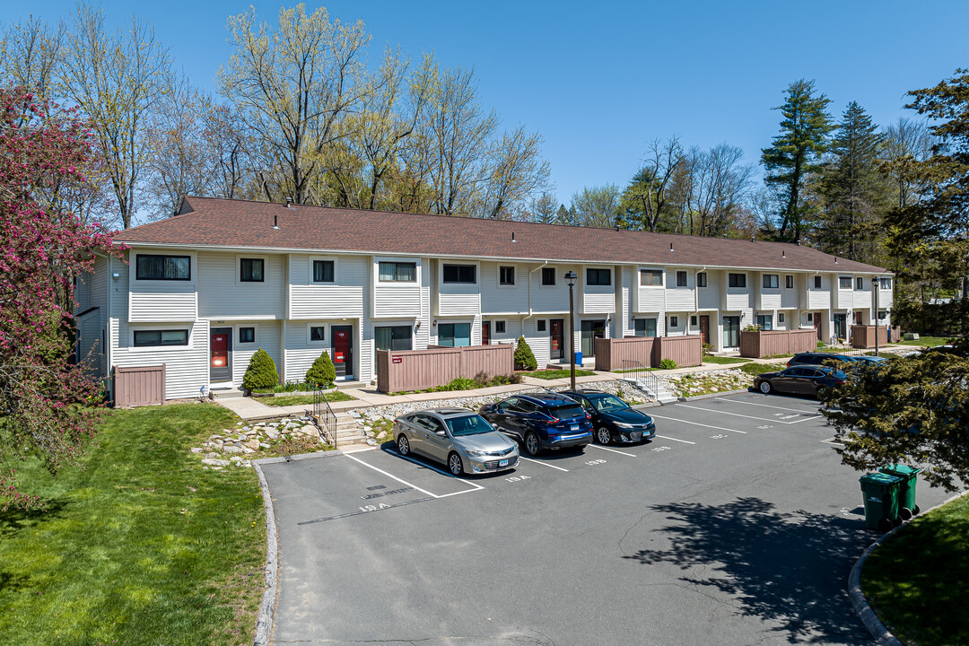 Bloomfield Village in Bloomfield, CT - Foto de edificio