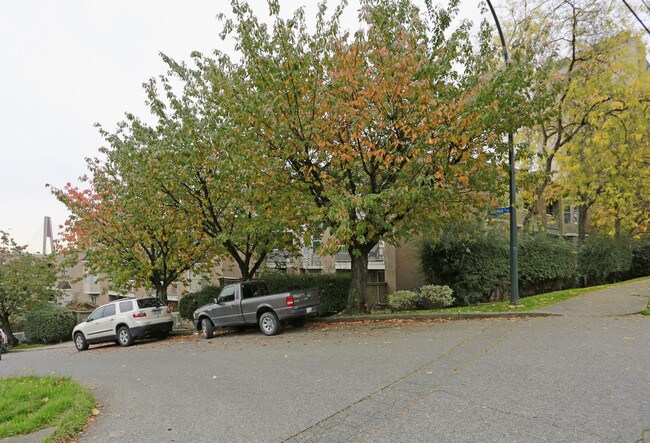 Kinnaird Place in New Westminster, BC - Building Photo - Building Photo