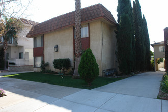 2320 Montrose Ave in Montrose, CA - Building Photo - Building Photo