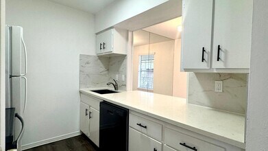 9005 Gaylord Dr in Houston, TX - Building Photo - Building Photo