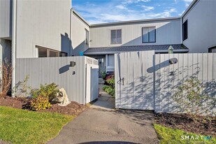 3 Sandlewood Ln in Ridgefield, CT - Building Photo