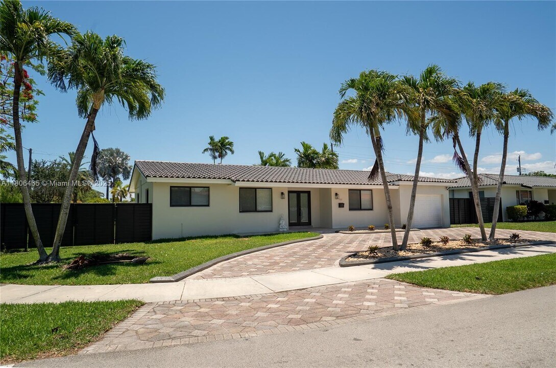 9200 SW 62nd St in Miami, FL - Building Photo