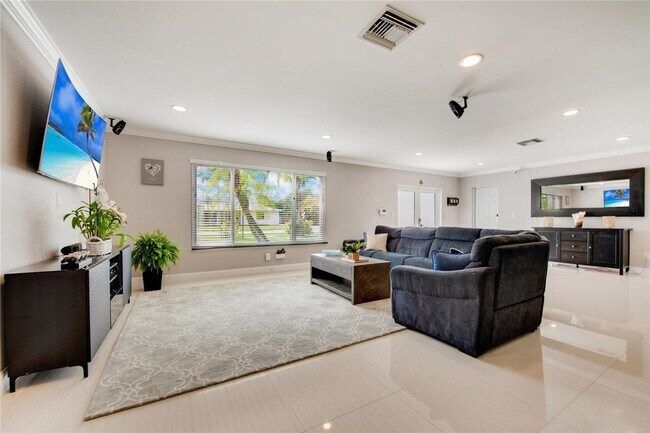 8485 SW 143rd St in Palmetto Bay, FL - Building Photo - Building Photo