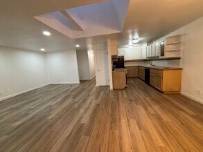 13910 SE Newport Way in Bellevue, WA - Building Photo - Building Photo