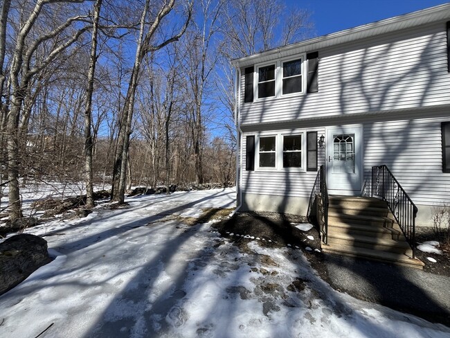270 Sunderland Rd in Worcester, MA - Building Photo - Building Photo