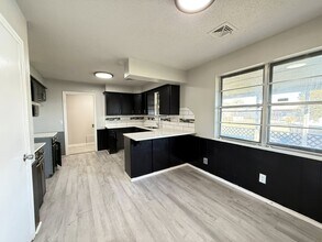 4320 Suntane Cir in Del City, OK - Foto de edificio - Building Photo