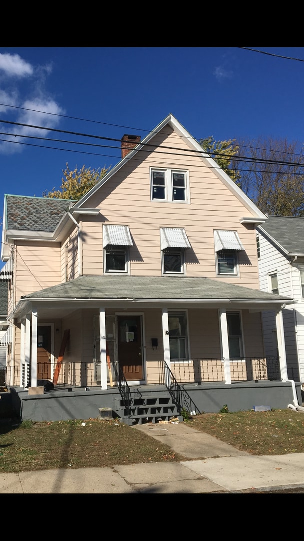 32 Crescent St in Ansonia, CT - Building Photo - Building Photo