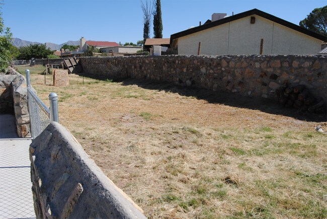 5524 Oakbriar Cir-Unit -Unit B in El Paso, TX - Building Photo - Building Photo