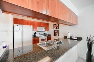 1200 Brickell Bay Dr, Unit 3514 in Miami, FL - Building Photo - Building Photo