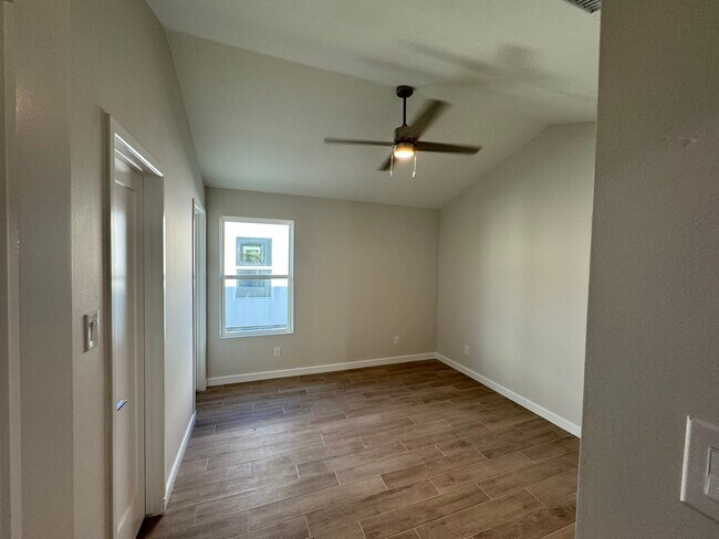 1408 E Iris Ave, Unit 4 in McAllen, TX - Building Photo - Building Photo