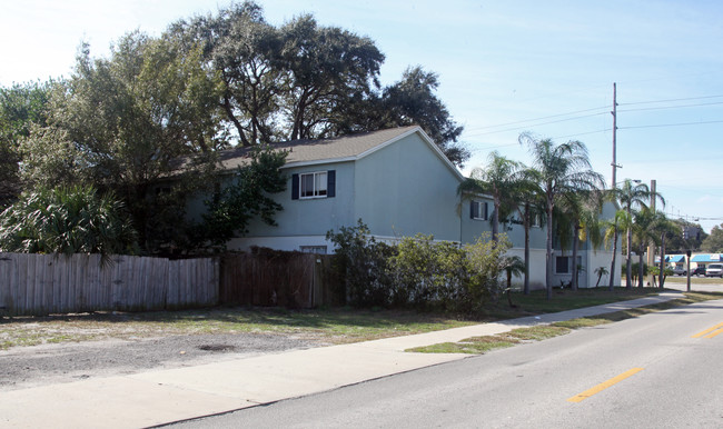 Neptune Gardens in Tampa, FL - Building Photo - Building Photo