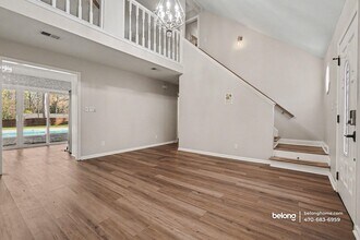 1004 Natalie Ln SE in Smyrna, GA - Foto de edificio - Building Photo