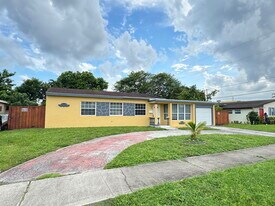 620 NW 186th St in Miami, FL - Building Photo