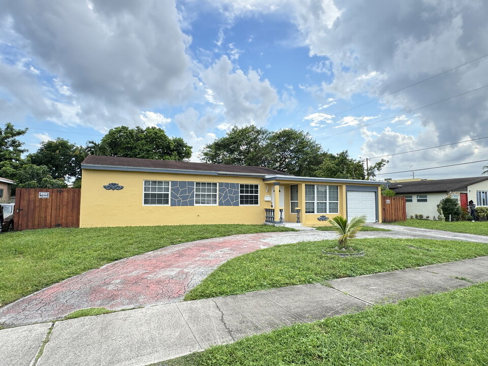 620 NW 186th St in Miami, FL - Building Photo