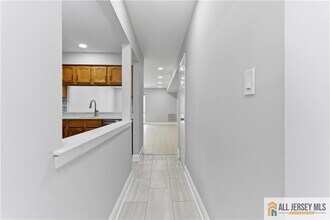 809 Woodbridge Commons Way in Woodbridge Township, NJ - Building Photo - Building Photo