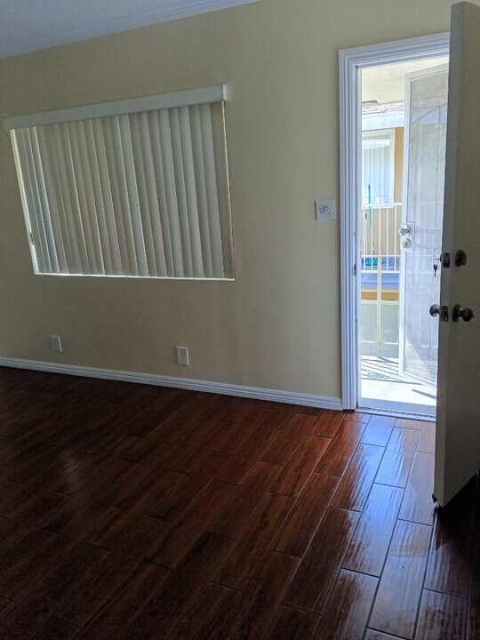 2925 E Artesia Blvd in Long Beach, CA - Foto de edificio