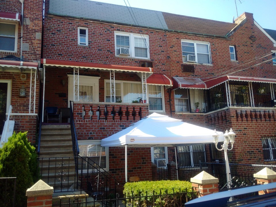 240 E 45th St in Brooklyn, NY - Building Photo