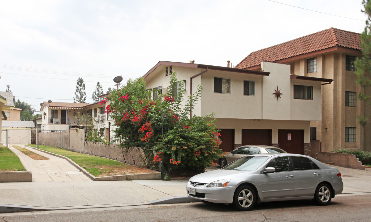 328 E Tujunga Ave in Burbank, CA - Building Photo