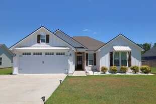 121 Floyd Mcneal Dr in Hahira, GA - Building Photo