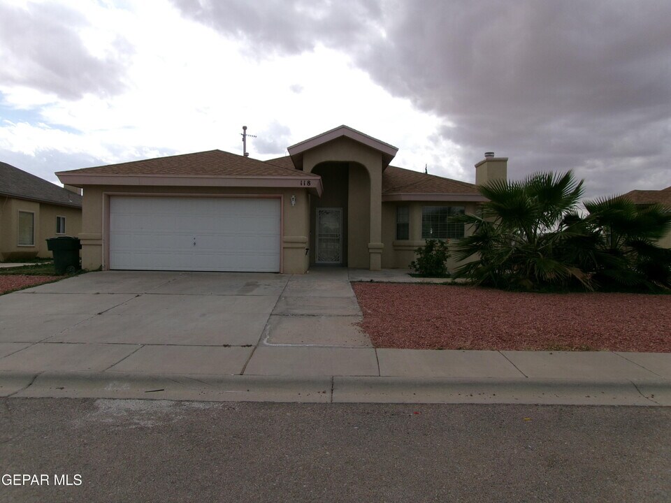 118 Tierra Vista Dr in Sunland Park, NM - Building Photo