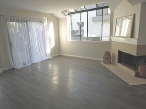 1109 Tivoli Ln in Simi Valley, CA - Foto de edificio - Building Photo