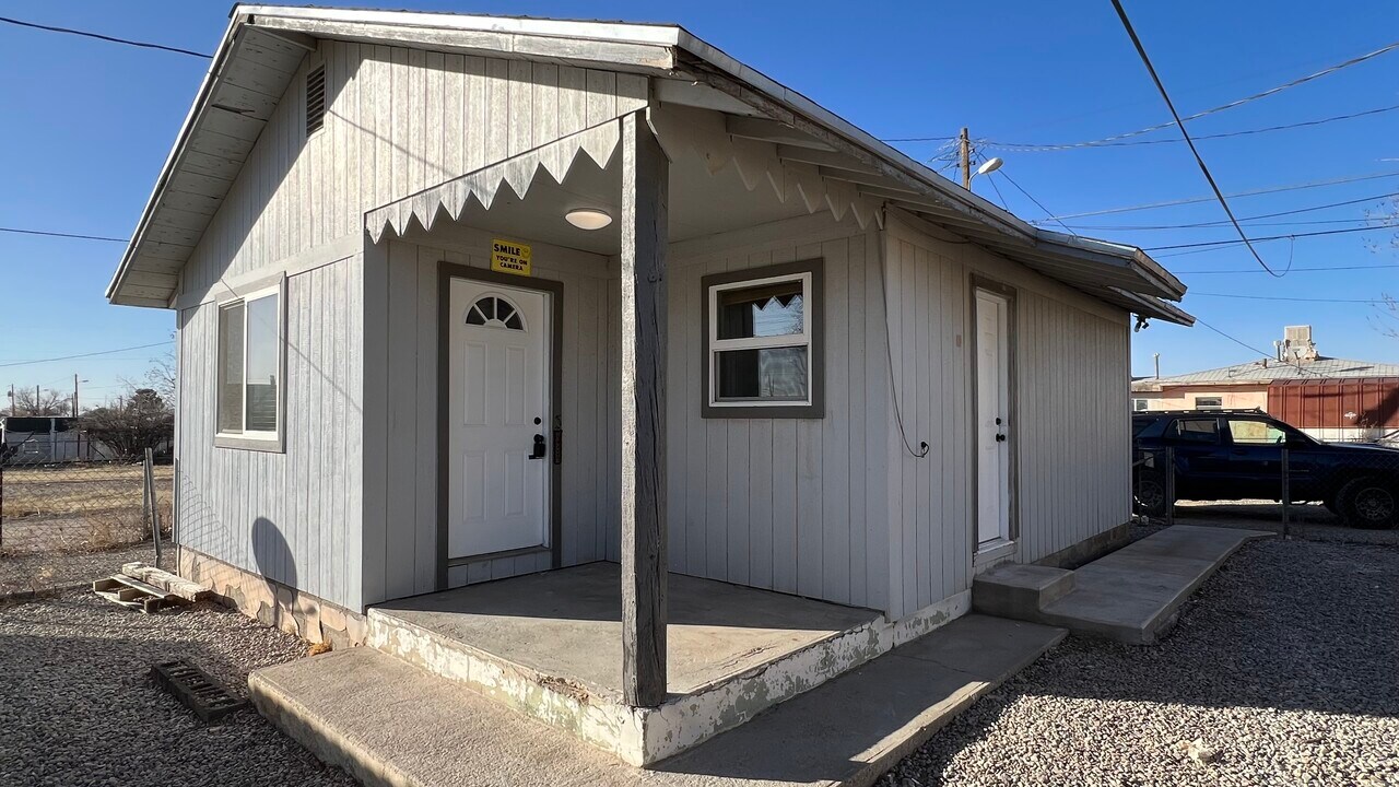 1109 7th St, Unit #Half in Alamogordo, NM - Building Photo