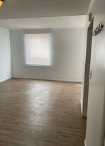 105 E Poplar St in Harrisburg, IL - Building Photo