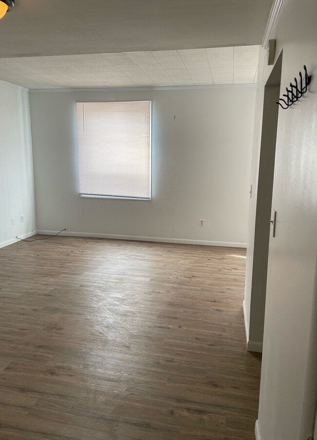 property at 105 E Poplar St