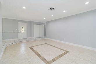 10260 SW 108th St in Miami, FL - Building Photo - Building Photo