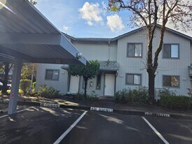 121 Elbridge Ave in Cloverdale, CA - Building Photo