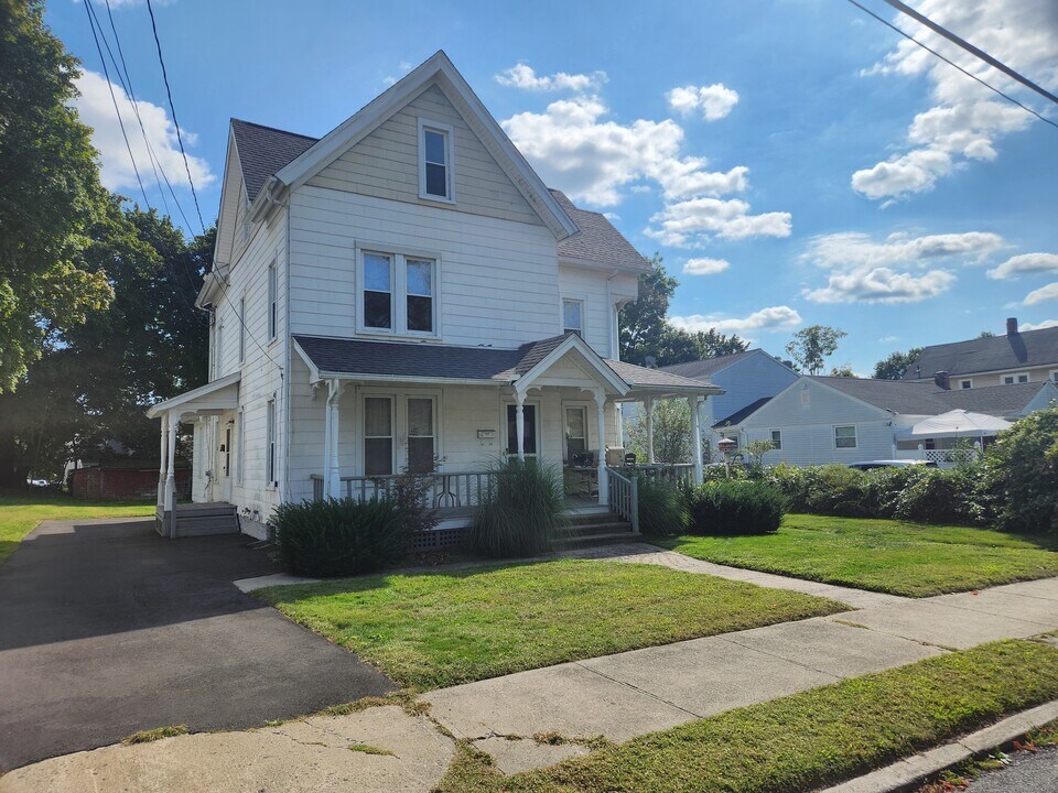 22 Cleveland St in Danbury, CT - Building Photo