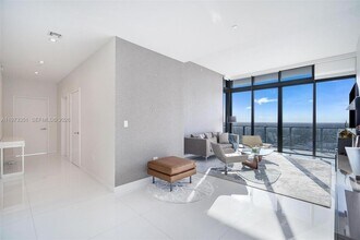 88 SW 7th St in Miami, FL - Foto de edificio - Building Photo