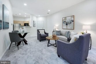 4405 Sedgehurst Dr in Fairfax, VA - Foto de edificio - Building Photo