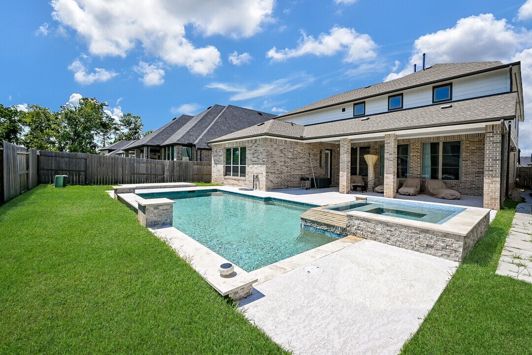 9006 Meadow Bridge Dr in Missouri City, TX - Foto de edificio