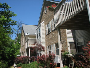 Deer Creek Run Apartments in New Berlin, WI - Foto de edificio - Building Photo